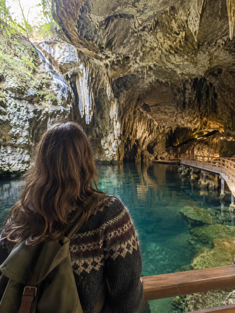 Aussicht an der Altınbeşik-Höhle